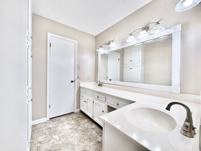 Building Photo - Beautiful Sherwood Oaks 3BR/2BA Home With Patio, Carport & Security Features!