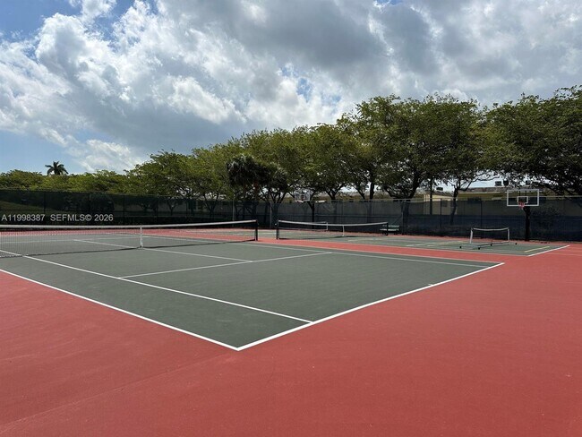 Building Photo - 1120 W Lake St