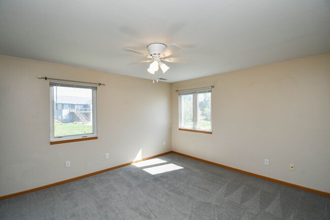 Building Photo - Comfortable 3-Bedroom Condo in Brandon – Available Now!