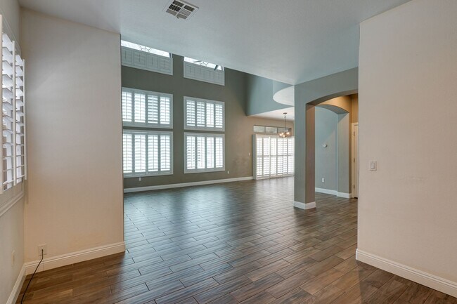 Building Photo - Luxurious 4 bd 3.5 bth Henderson Home in G...