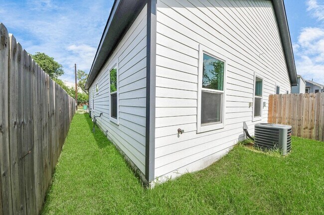 Building Photo - 7502 Sandle St