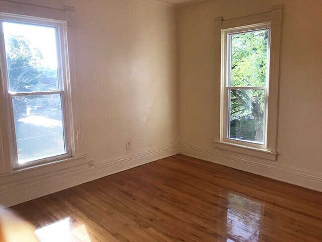 Building Photo - Beautiful Upper Flat With Private Side Por...