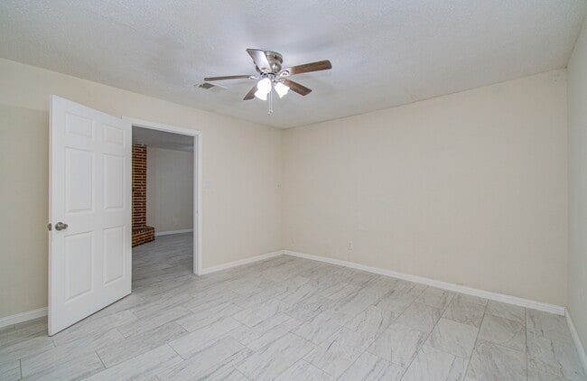 Building Photo - 8820 Bissonnet St