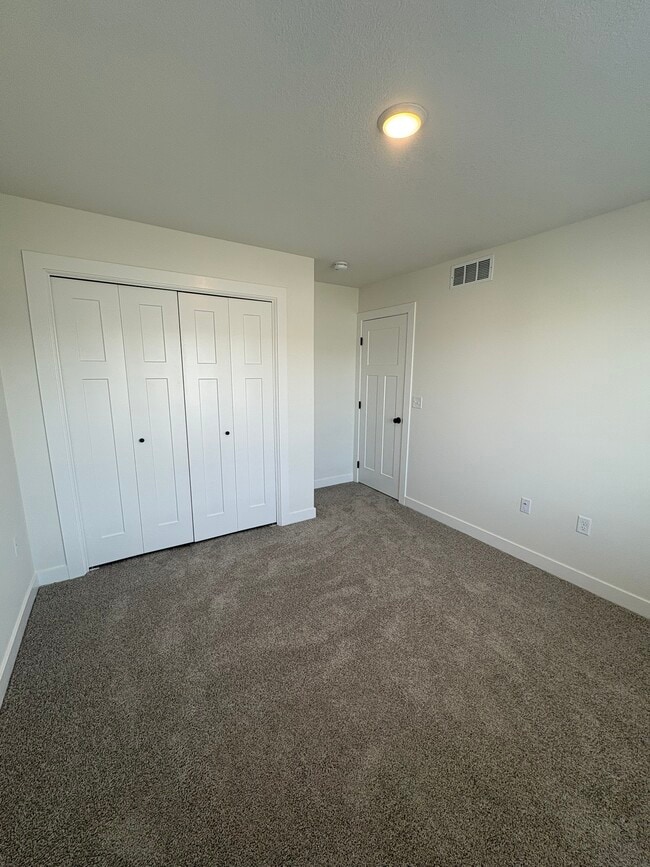 Building Photo - 230 Nw Waverly Dr