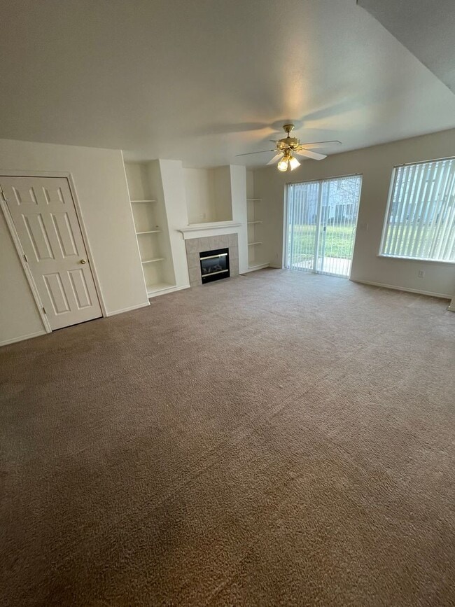Building Photo - Darling 3 Bed, 1.5 Bath Triplex w/ Garage ...