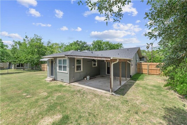 Building Photo - Available Now! Updated 3 Bedroom Home in B...