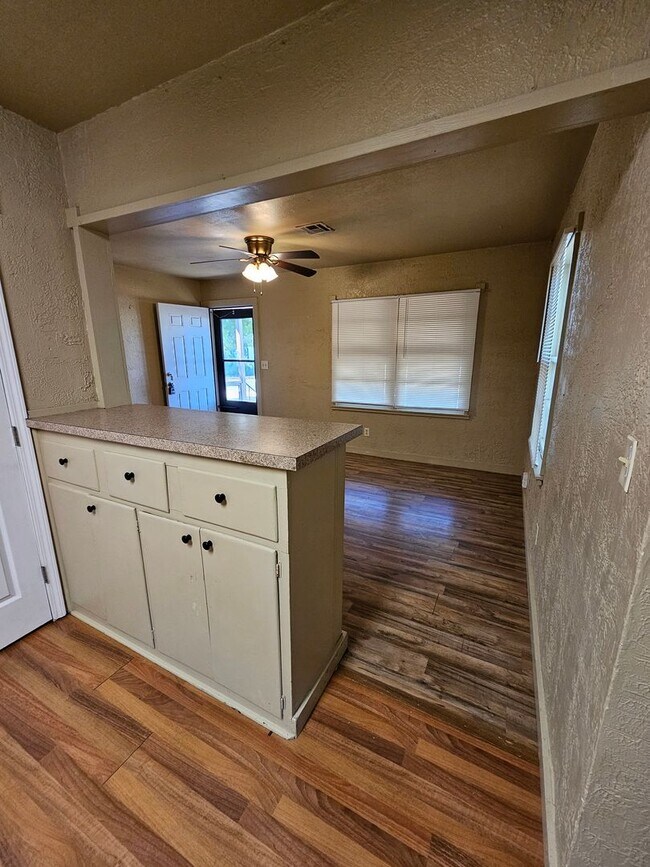 Building Photo - (2) Bed/(1) Bath w/ (2) Living Areas + Uti...