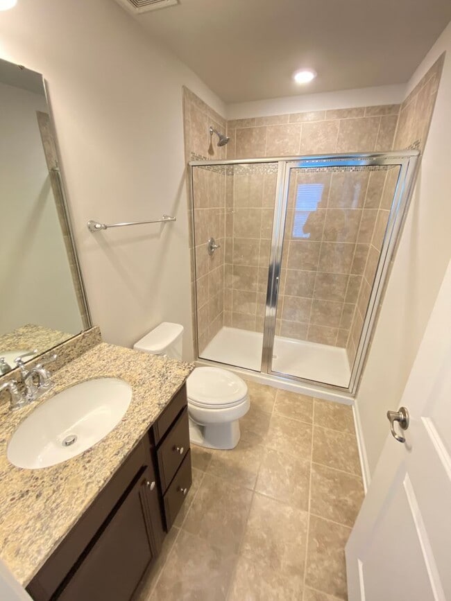 Building Photo - 3bed/2.5ba townhome Ideally Located betwee...