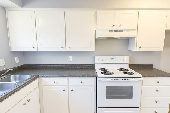 Building Photo - Charming 2-Bedroom Brick Home with Spaciou...