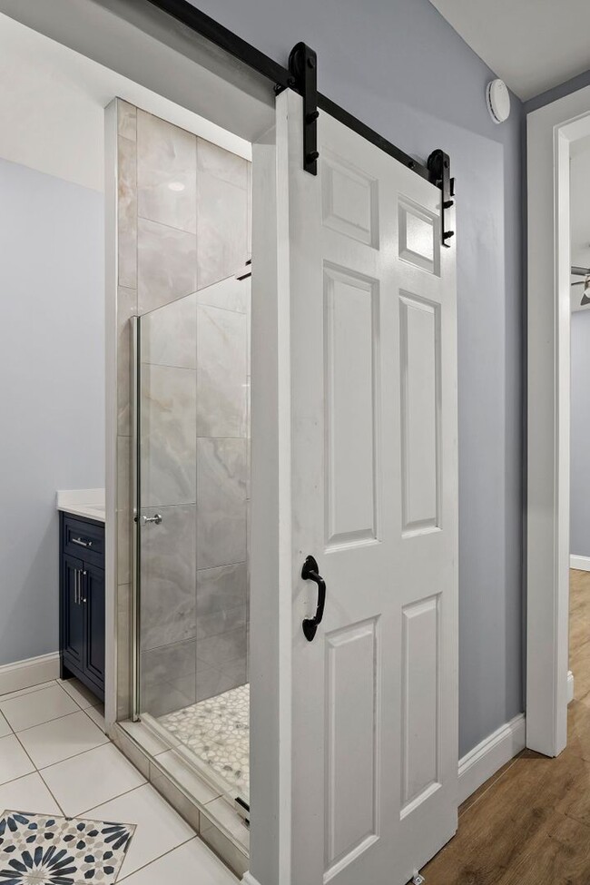 Building Photo - Beautifully renovated 3BR/3.5BA in Upper F...