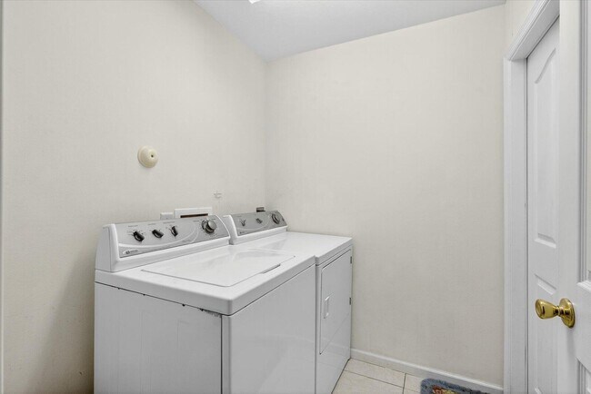 Building Photo - 1058 SW Locke Ave