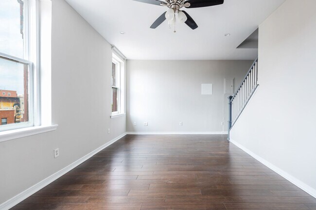 Building Photo - 1422 W Girard Ave