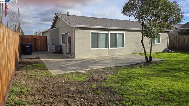 Building Photo - 574 Oriole Ave