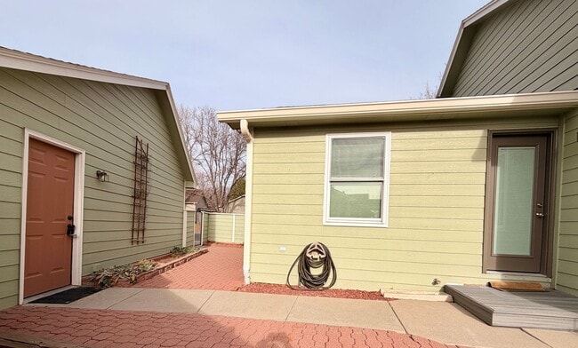 Building Photo - 5-Bed, 2.5-Bath Home Near MacIntosh Lake with Hardwood Floors, Gas Fireplace, and Finished Basement