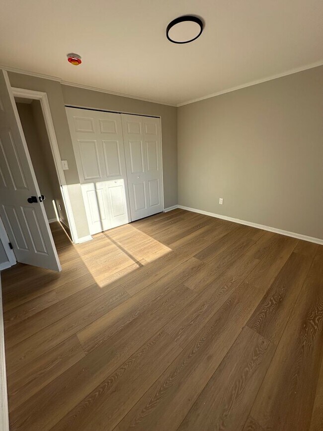 Building Photo - 4 bedroom 2.5 bath single family in Burlin...