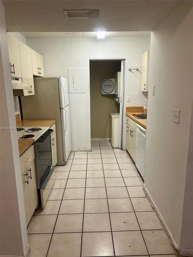 Building Photo - 556 NW 114th Ave