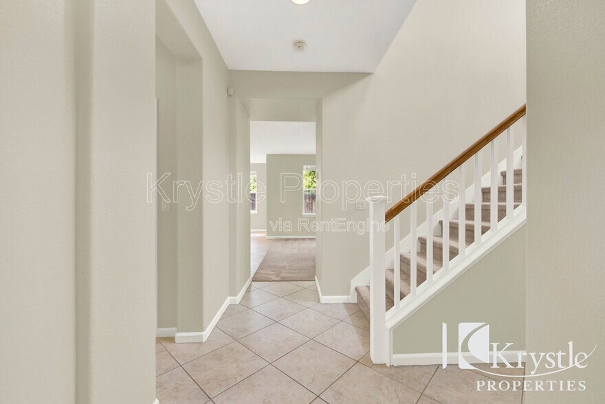 Building Photo - 300 Poplar Ave