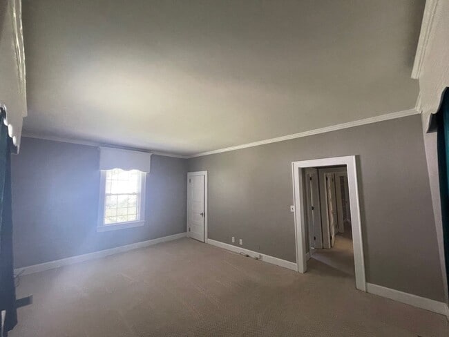 Building Photo - 329 Country Club Rd