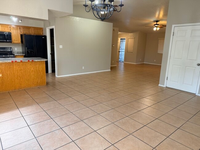 Building Photo - 6233 E 40th Ln