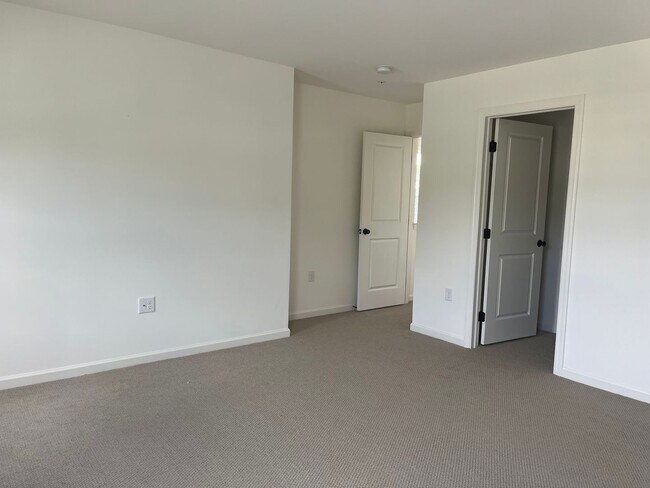 Building Photo - Stunning 3 Bedroom 2.5 Bathroom