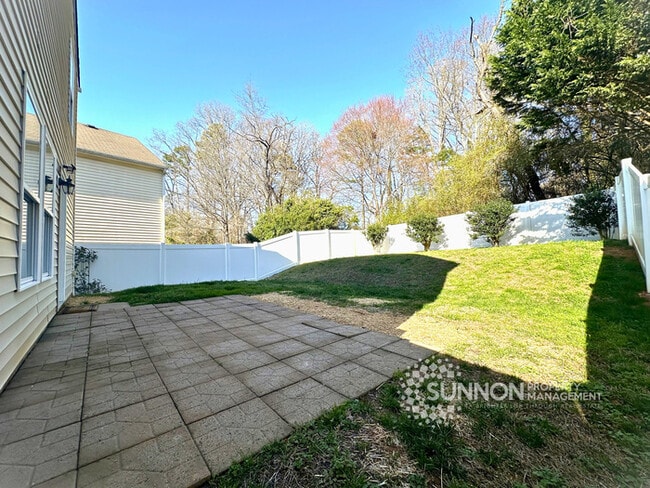 Building Photo - Charming 3 Bedroom 2.5 Bathroom in Meadow Hill