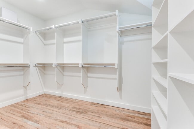 Building Photo - Newer 2 bedroom townhome in Lakewood with yard and office!