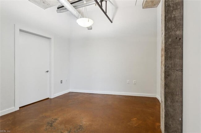 Building Photo - 412 St Pauls Blvd