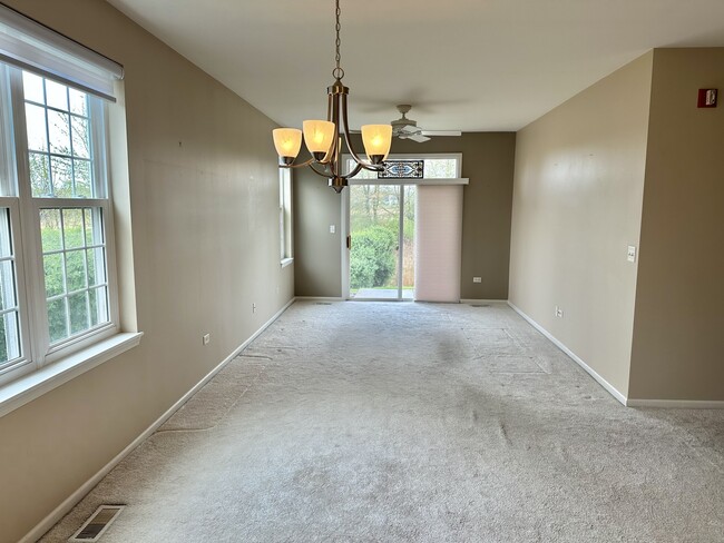 Building Photo - 2433 Golf Ridge Cir