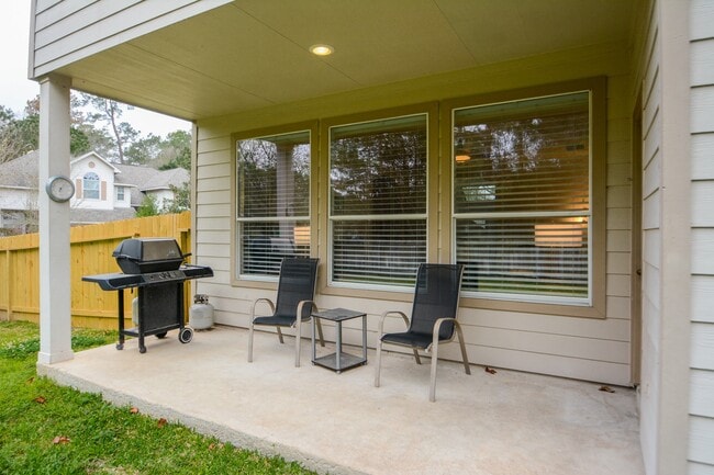 Building Photo - 2 Stone Arrow Pl