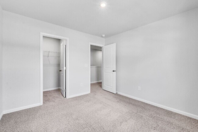 Building Photo - PRICE DROP! Spacious Westbriar Woods Home ...