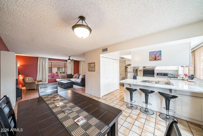 Building Photo - 1621 E Dunbar Dr