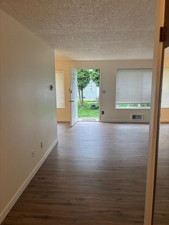 Building Photo - Beautiful ground floor unit in Lynnwood 4-plex