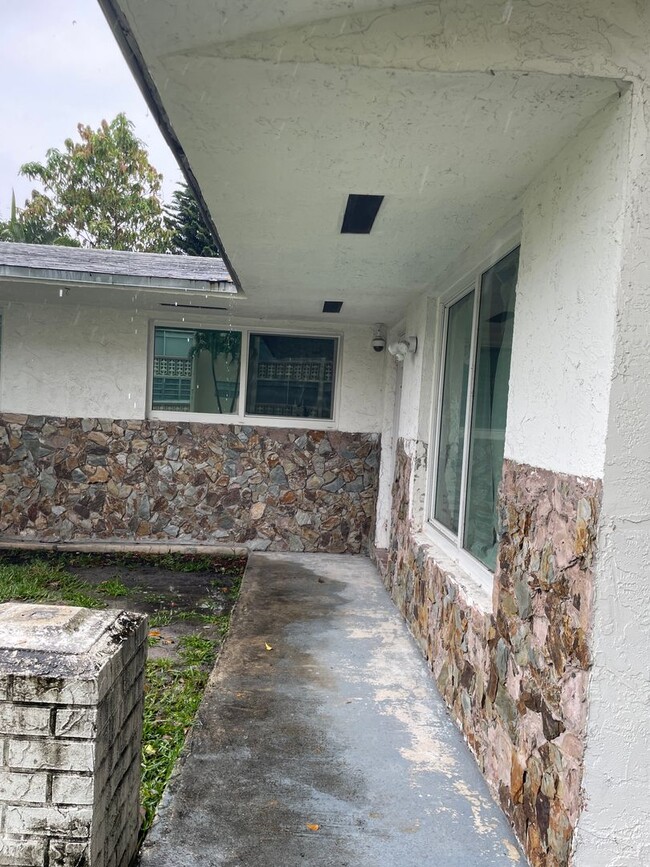 Building Photo - 3 Bedroom House