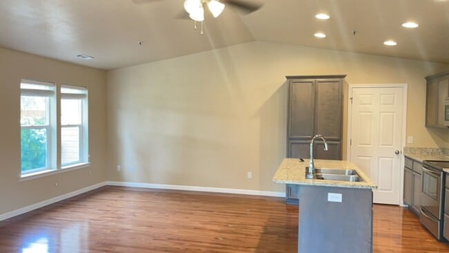 Building Photo - Open Floor plan 2 Bed 2 Bath Close to Down...