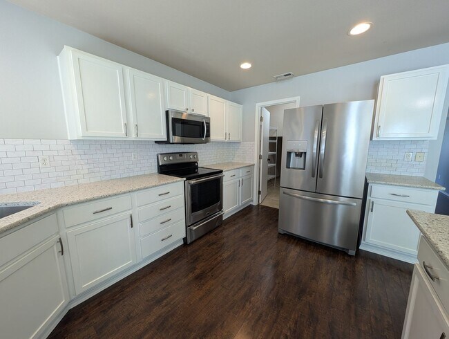 Building Photo - 4 Bedroom, 2.5 Bath DuPont Home!