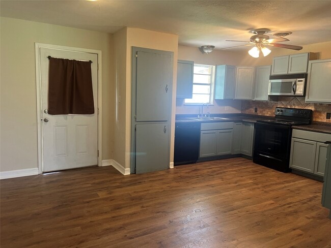 Building Photo - 16109 Clarence St