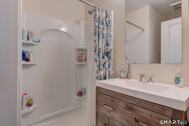 Building Photo - 15 Hillyndale Rd