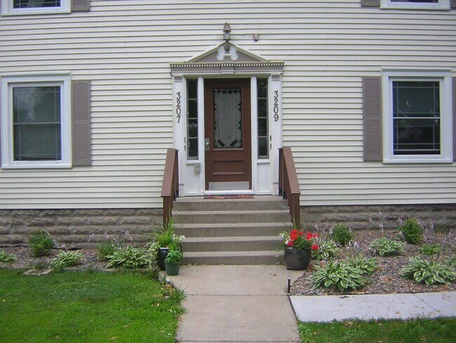 Building Photo - 3207 22nd Ave S