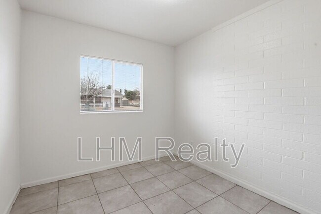 Building Photo - 5321 W Lewis Ave