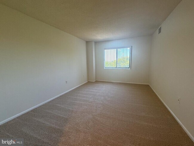 Building Photo - 15107 Interlachen Dr