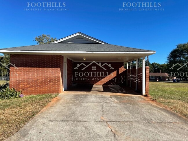 Building Photo - 3-Bedroom Brick Home in Top School Distric...
