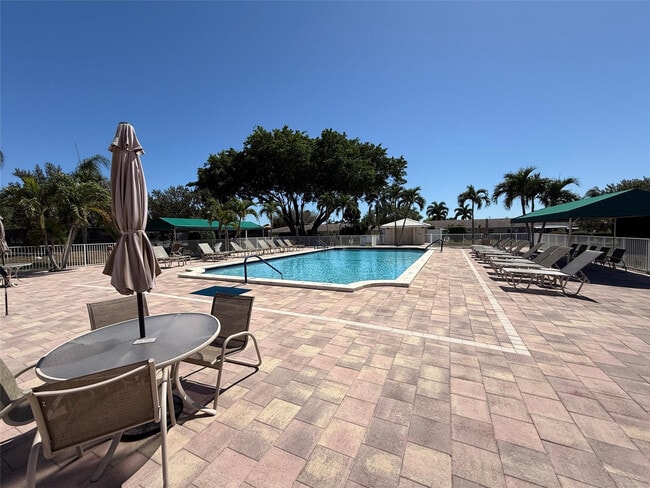 Building Photo - 8540 Chevy Chase Dr