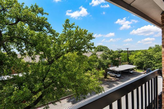 Building Photo - 18333 Roehampton Dr