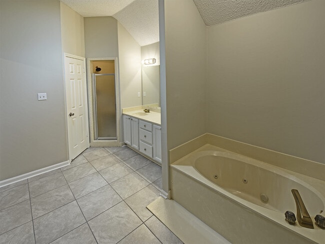 Building Photo - 3 Bedroom, 2.5 Bathrooms Near S Germantown and E Shelby Dr