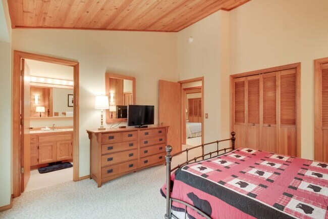 Building Photo - 3 Bedroom 2 Bath Fully Furnished - Sunriver Oregon