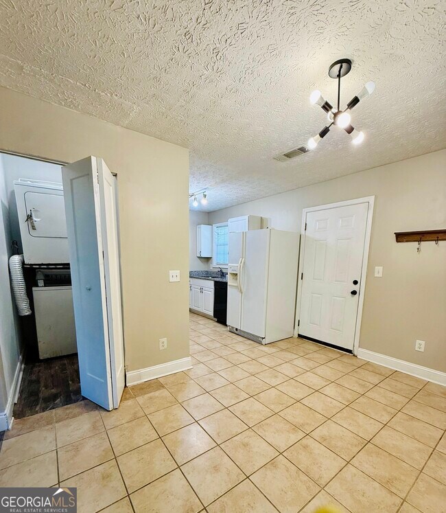 Building Photo - 3610 Bonneville Dr