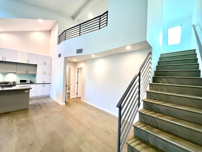Building Photo - Santa Monica - Luxury Townhome w/ Loft!  (...