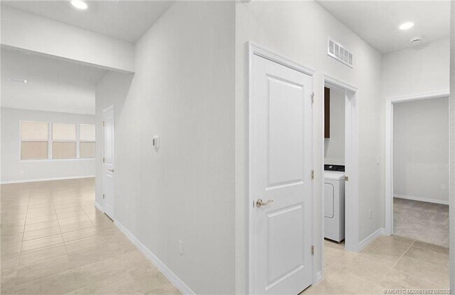Building Photo - 10596 SW Morning Glory Dr