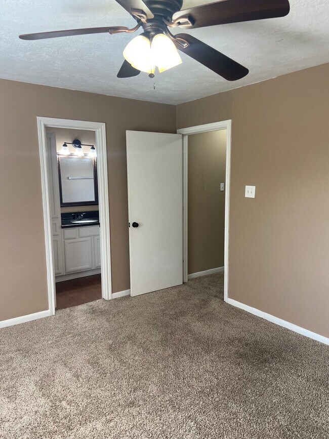 Building Photo - AUGUST 2026 PRE-LEASE Wonderful 3 Bed, 3 Bath Duplex Walking Distance from Campus!