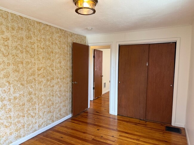 Building Photo - Newly Renovated 3-Bedroom, 1-Bathroom End-Row Townhome with Bonus Room & Backyard!